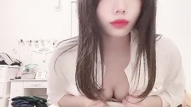 可愛い日本の女の子がおっぱいを揉む1