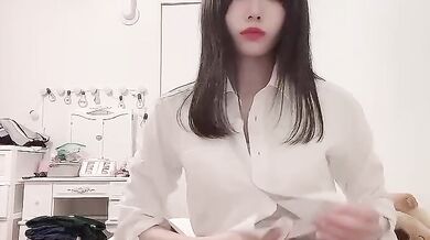 可愛い日本の女の子がおっぱいを揉む1