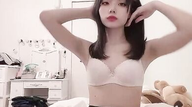 可愛い日本の女の子がおっぱいを揉む1