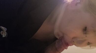 金髪の若い娘がフェラチオと玉舐め