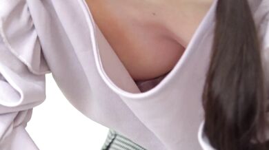 美少女が屈んだら乳首丸見え