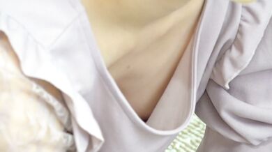 美少女が屈んだら乳首丸見え