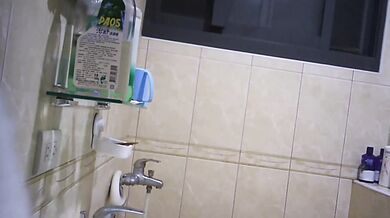 Quay lén bạn nữ xinh đẹp tắm trong trường