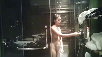 多角度偷拍酒店浴室大奶妹子洗澡，奶子有夠堅挺