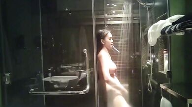 多角度偷拍酒店浴室大奶妹子洗澡，奶子有夠堅挺