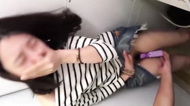 ゲーセン片隅の従順な彼女