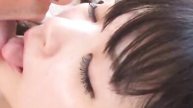 父母不在家，哥哥照顧生病的妹妹，整天和她做愛，幫助她早日康複