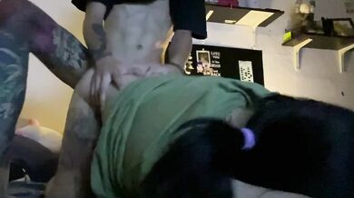 シンガポールの女性が自撮り中に彼氏に後ろから入れられる