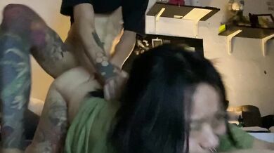 シンガポールの女性が自撮り中に彼氏に後ろから入れられる