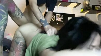 シンガポールの女性が自撮り中に彼氏に後ろから入れられる