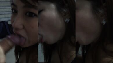 シンガポール人女性が階段口に