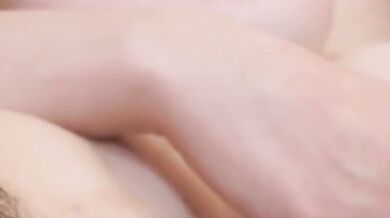 巨乳少女の局部に指を激しく挿入され犯される