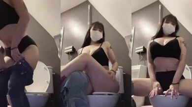 巨乳女子がトイレで脱衣自慰行為