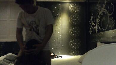 韓国カップルが鉄口愛を磨く