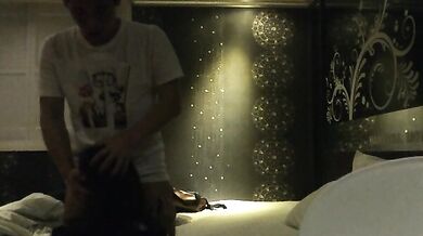 韓国カップルが鉄口愛を磨く