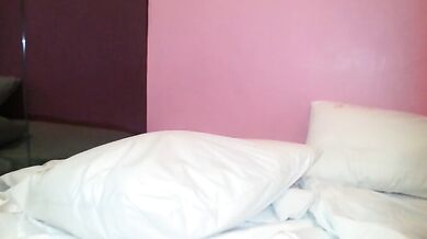 Gái xinh Hàn Quốc vén ngực thổi bánh