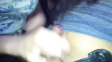 シンガポール人女性が無毛の彼氏にオーラルセックス