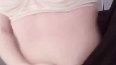 肥満女性が自撮りで脱衣と自慰