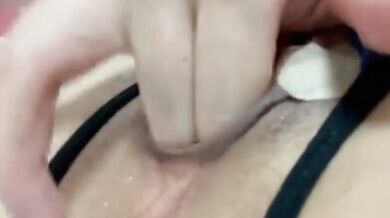 指でこちょこちょしてぷっ