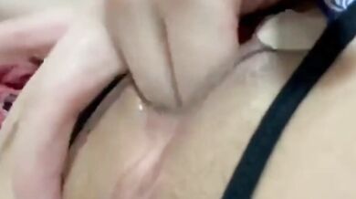 指でこちょこちょしてぷっ