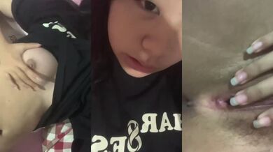 騷妹床上露奶掰逼