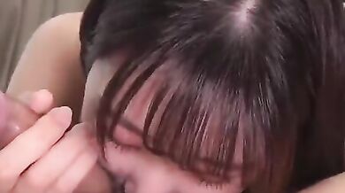 この少女は自由にペニスを持てて嬉しい。