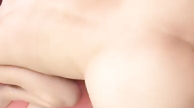 父親が娘を抱き上げ、強姦し、快楽の呻き声をあげた。