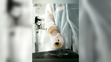 女大生校園露出尿尿自慰