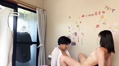 Video thân mật của cặp đôi trẻ tại nhà