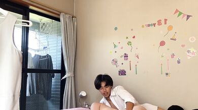 Video thân mật của cặp đôi trẻ tại nhà