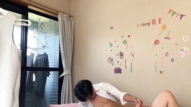 Video thân mật của cặp đôi trẻ tại nhà