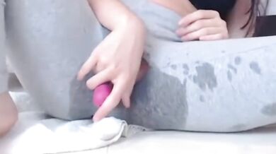 把瑜珈褲撕開來自慰高潮噴水