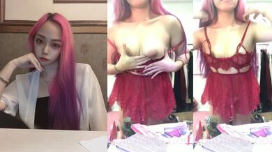 赤髪の妖艶美女が大胆なポーズ