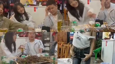 居酒屋で酔っぱらった女性が胸を露出し踊る