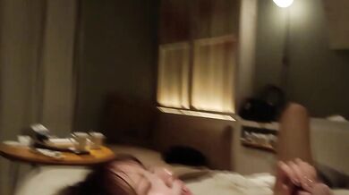 素人美女の秘所を弄られる