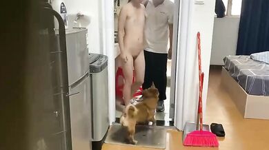 騷母狗趁維修工修理的時間脫光衣服還讓維修工摸一下