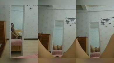 貧乳美女對鏡自拍毛逼