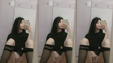 黑絲美女地上對鏡揉逼