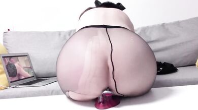 黑絲兔女郎桌上騎假屌