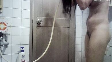 偷拍奶頭大又黑的二堂姐洗澡(2)