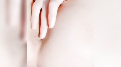 女生屁股塞情趣用品自慰噴水