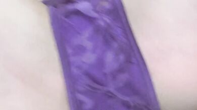 騷貨人妻穿上我最愛的紫色內褲自慰給大家看
