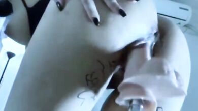 騎假屌機高潮噴水