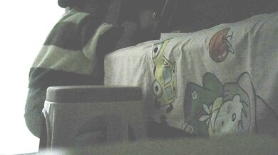 商場美女收銀員上班時間躲在角落偷吃雞吧被射的滿嘴精子後繼續上班