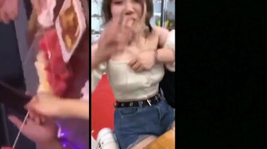 美眉不戴胸罩還穿着寬松 小夥忍不住扒開她們裹胸