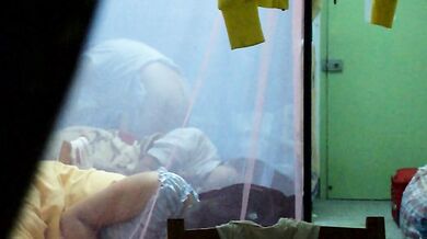 學校宿舍偷拍系列 女的被發現了