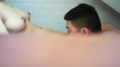 和一對親姐妹做愛 妹妹逼被舔流了很多水 姐姐逼被插的大聲叫