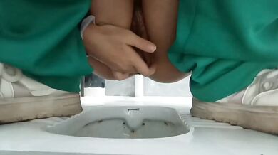 學生妹學校廁所自慰噴水