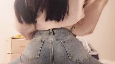 女子が枕で自慰行為をする自撮り