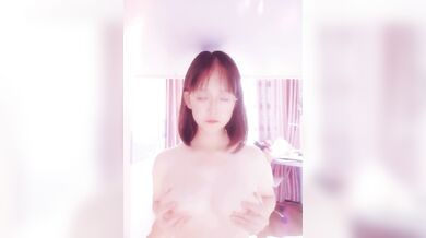 眼鏡の美少女が宿題をしながら胸を弄ぶ